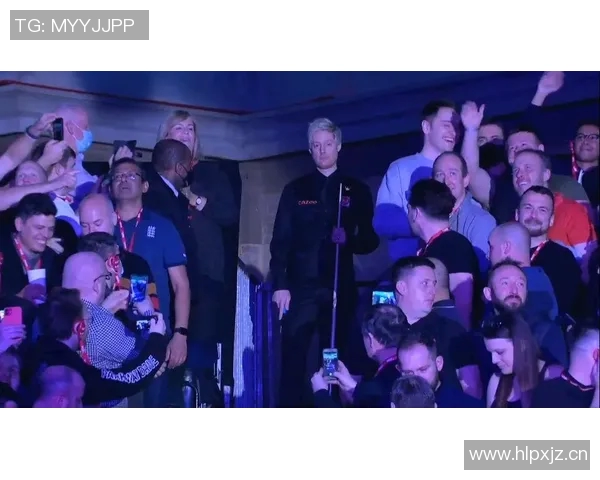 球员赛场求婚成功,观众掌声雷动